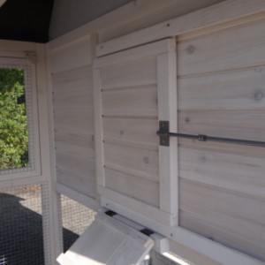 Lockable sleeping compartment chicken house - chicken coop