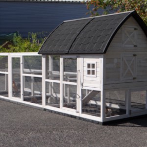 Large rabbit hutch with large run