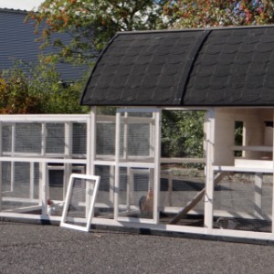 Large chicken coop with large doors for an optimal accessibility