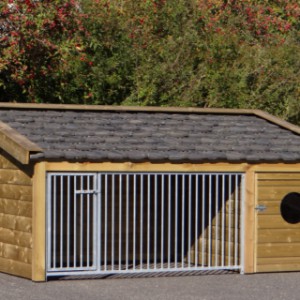 The dog house Rex 1 is provided with second-hand roof tiles