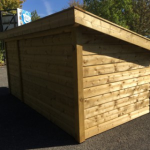 The dog kennel Rex 1 has a wooden backside