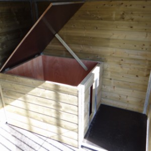 Sleeping compartment with hinged roof