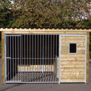 The dog kennel Forz is provided with an insulated dog house