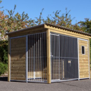 The dog kennel Forz has a half closed side