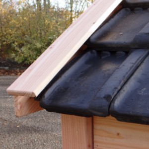 The dog house Reno is provided with second-hand roof tiles