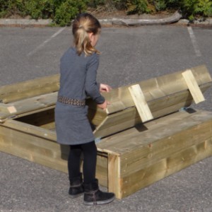 Sandbox Cubic Twist has 2 foldable benches