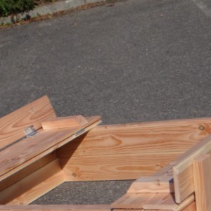 Sandbox Cubic has 2 foldable benches