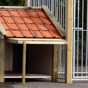 The dog house is provided with second-hand roof tiles