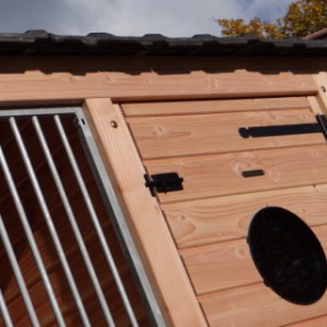 The kennel is provided with black locks and hinges