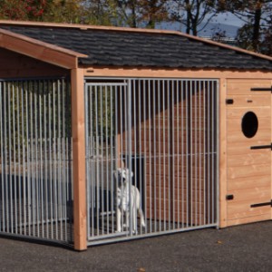 The dog kennel Max 3 is provided with 3 bar panels