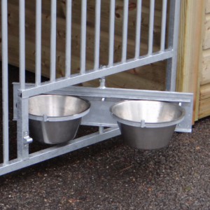 The Rex 2 dog kennel can optionally be equipped with a rotating feeding stand.