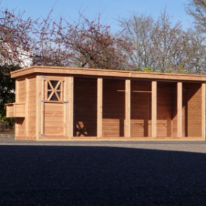 The large aviary/chickencoop Flex 6.2 is made of Douglaswood