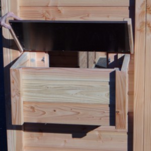 The laying nest of the aviary/chickencoop Flex 6.2 has a hinged roof