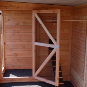 The safety porch of aviary/chickencoop Flex 6.2 is lockable on both sides