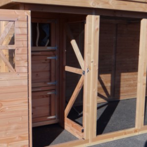 The large aviary/chickencoop Flex 6.2 has a safety porch