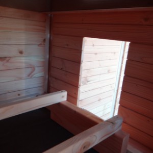 The sleeping compartment for chickens of aviary/chickencoop Flex 6.2 is provided with 2 perches