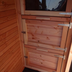 The 3 sleeping compartments of aviary/chickencoop Flex 6.2 are accessible from the safety porch