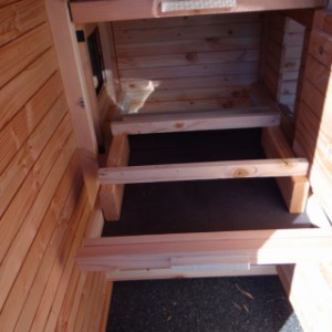 The sleeping compartment for chickens of aviary/chickencoop Flex 6.2 is provided with a tray and perches