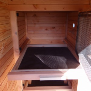Both sleeping compartments of aviary/chickencoop Flex 6.2 are provided with trays