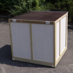 The walls of the Easy night shelter are equipped with insulation