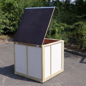 The sleeping compartment Easy has a hinged roof