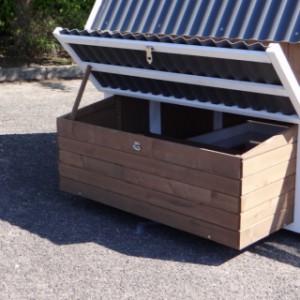 Large laying nest in chicken coop Pip