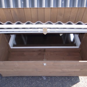 Laying nest in chicken coop Pip