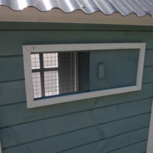 The ventilation gap of rabbit hutch Alexia is provided with mesh