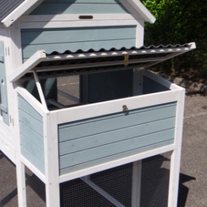 The nesting box of rabbit hutch Alexia is provided with a hinged roof