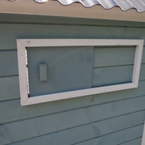 The rabbit hutch Alexia is provided with a lockable ventilation gap