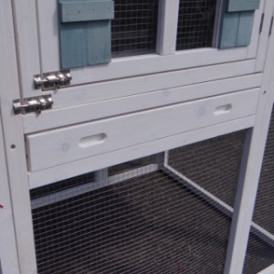 The chickencoop Alexia is provided with a tray, to clean the hutch very easily