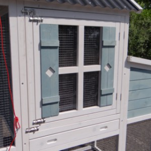 The sleeping compartment of chickencoop Alexia is provided with a large door