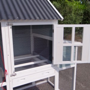 The door of the sleeping compartment of rabbit hutch Alexia is provided with mesh and plexiglass