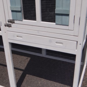 Chicken coop Alexia is equipped with a convenient slide-out tray.