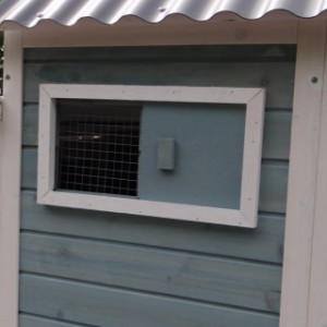 Wooden chickencoop Ariane with an opening for ventilation in the sleeping compartment