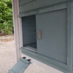 The sleeping compartment of rabbit hutch Ariane is provided with a sliding door