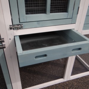 The chickencoop Ariane is provided with a metal tray (zinc)