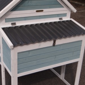 The rabbit hutch Ariane is extended with an attached nest box