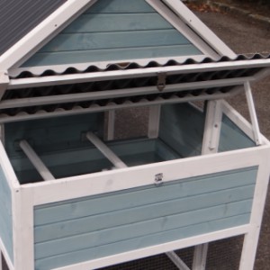 The laying nest of the chickencoop Ariane is provided with a hinged roof