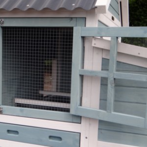 The sleeping compartment of the rabbit hutch Ariane is provided with plexiglass and mesh