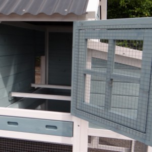 The large sleeping compartment of the rabbit hutch Ariane is provided with a double door