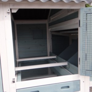 The sleeping compartment of the rabbit hutch Ariane is provided with removable perches