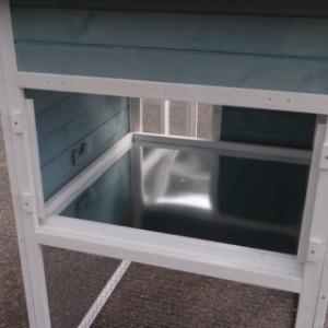 The rabbit hutch Nijntje is provided with a removable side panel