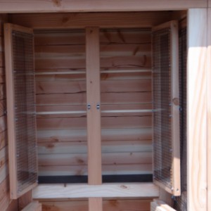 The sleeping compartment of aviary Flex 3.1 has 2 doors and 2 perches