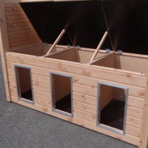 The kennel is provided with 3 sleeping compartments with hinged roof (optional)