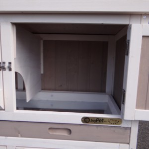 The dimensions of the sleeping compartment of rabbit hutch Vince are 44x41cm