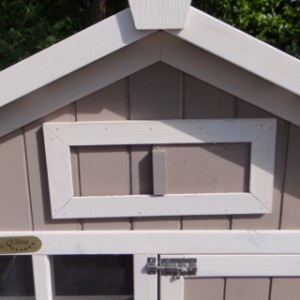 The chickencoop Jason is provided with a lockable ventilation opening