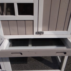 Because of the tray you can clean the sleeping compartment of rabbit hutch Jason facilement
