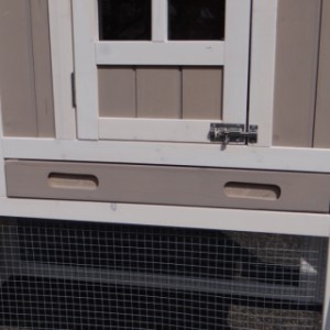 The rabbit hutch Joas is provided with a practical tray