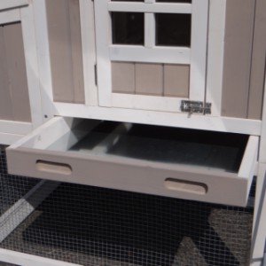 Because of the tray you can clean the rabbit hutch Joas facilement